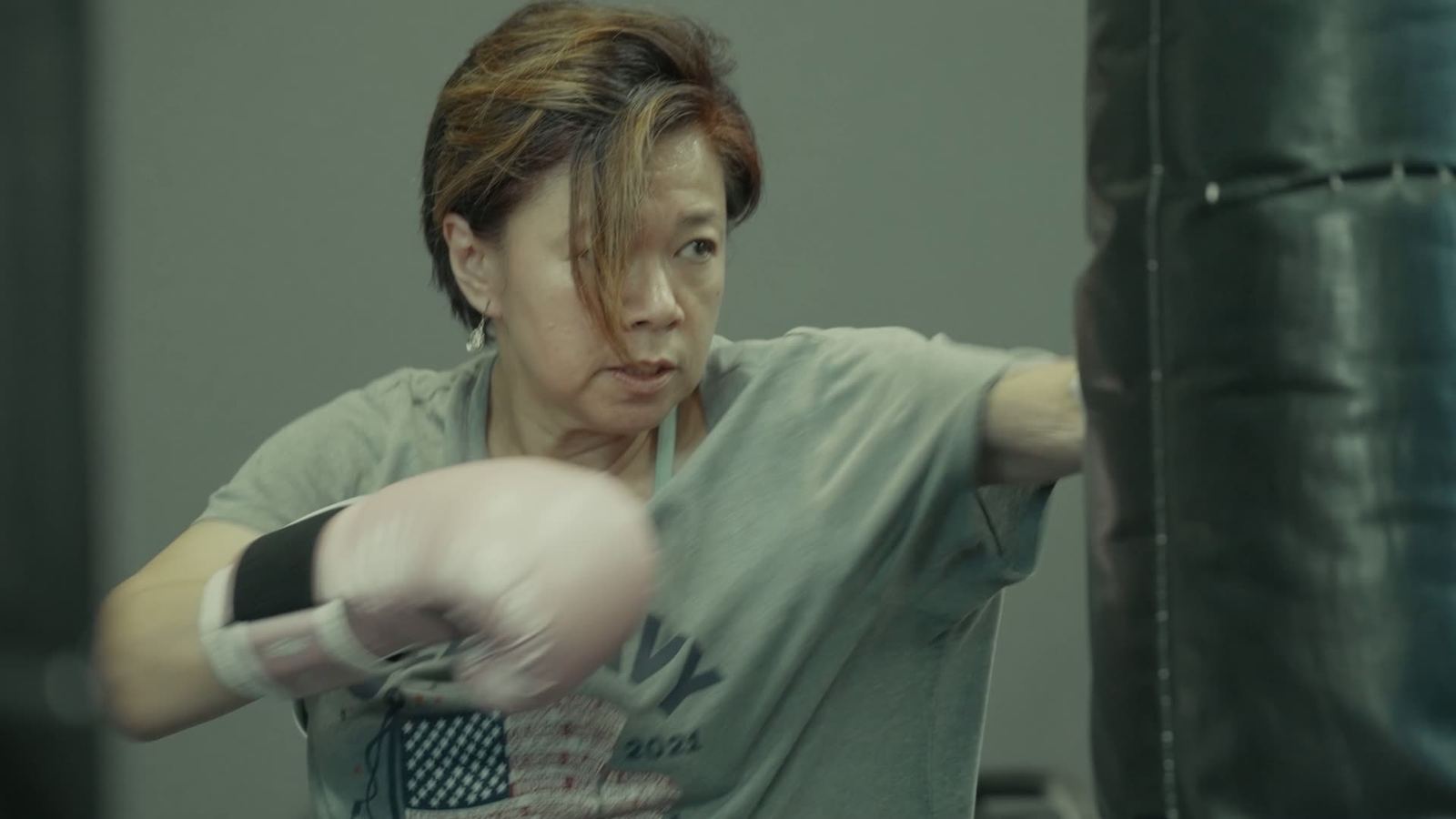 Thrive Kickboxing member throwing a punch on the bag during class